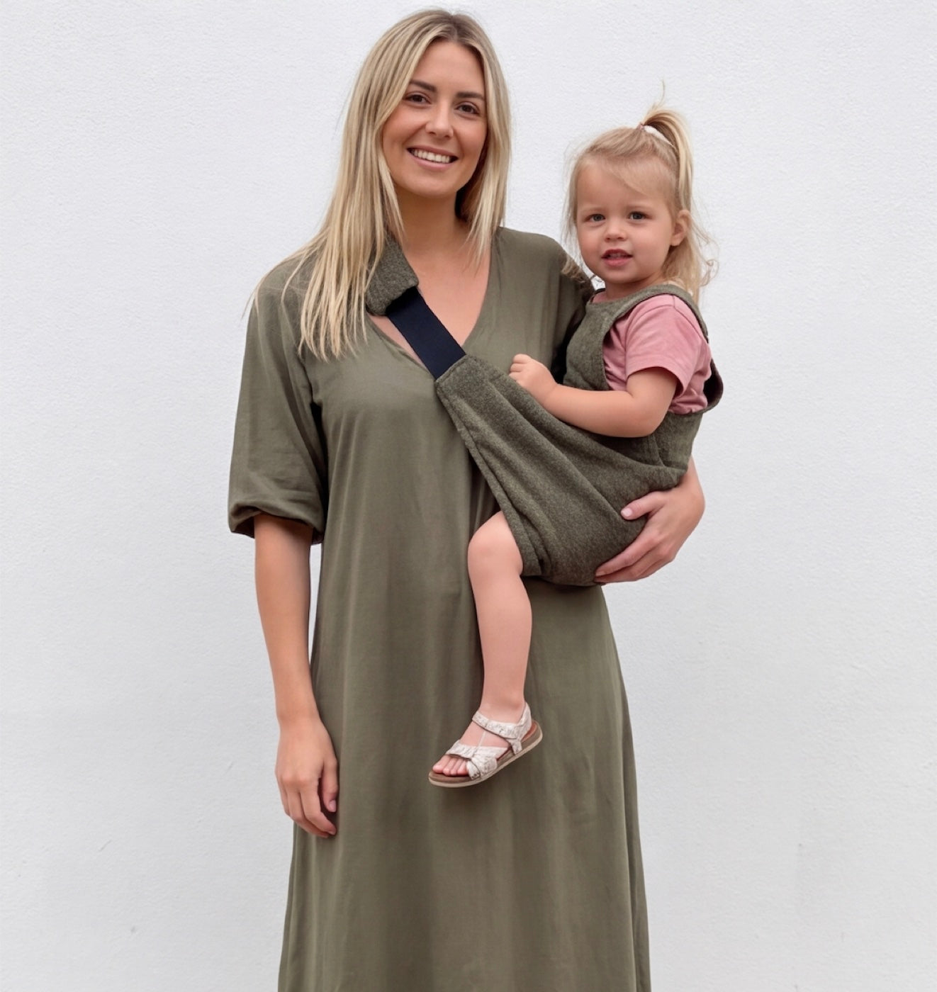 Olijf Babboo sling matched with an outfit
